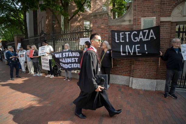 Ratusan Mahasiswa Universitas Harvard Walkout gegara 13 Temannya Ditahan saat Protes Pro-Palestina