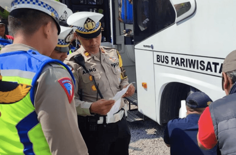 Polisi Periksa Kondisi Kelayakan Bus Pariwisata Tujuan Garut