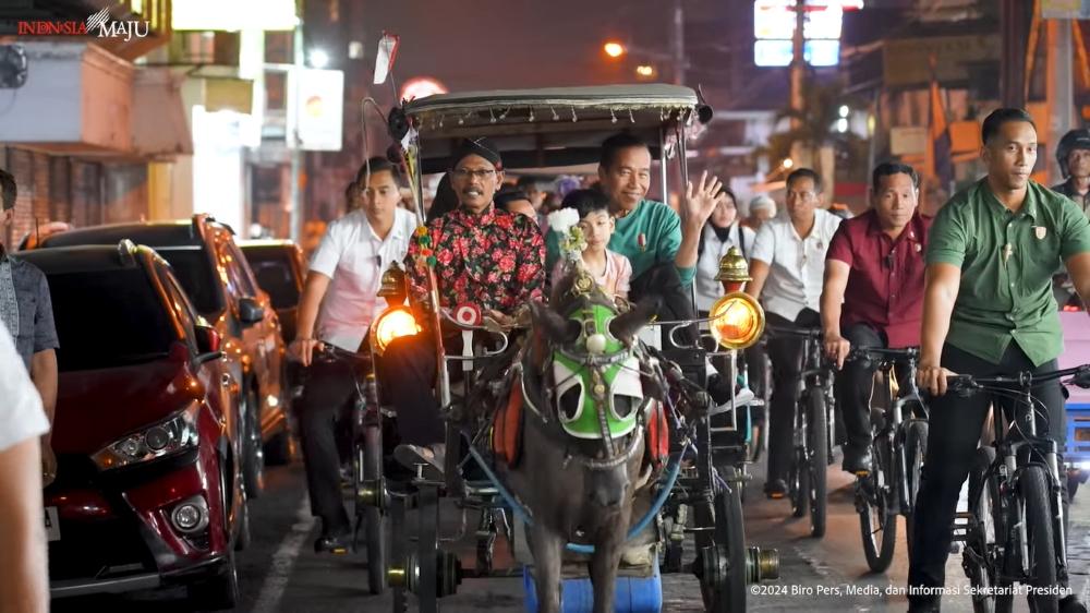 Jokowi Bareng Dua Cucunya Nikmati Malam di Malioboro Naik Andong