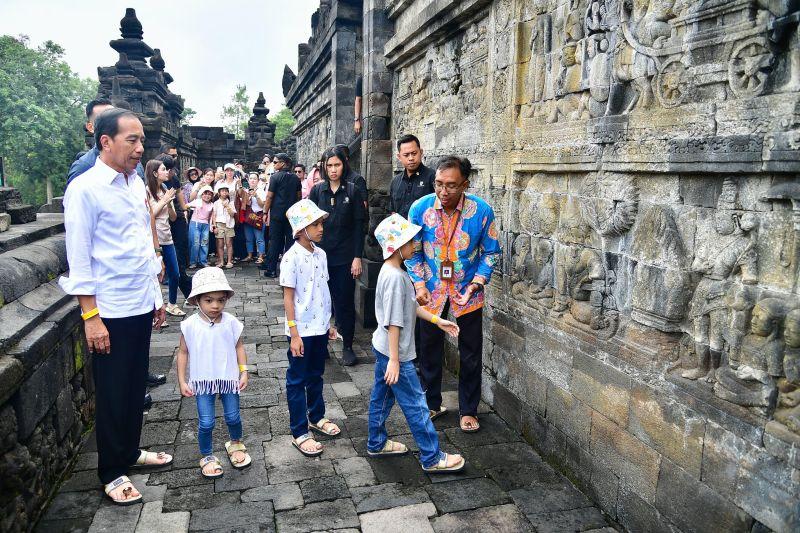 Jokowi hingga Gibran Berlibur ke Candi Borobudur