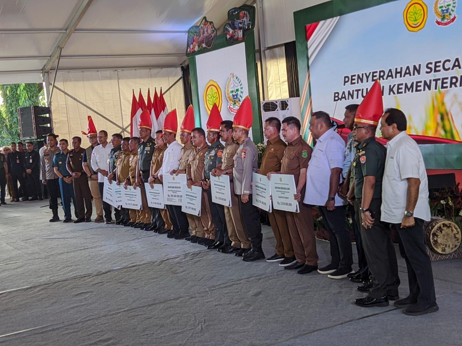 Mentan Serahkan Bantuan Pertanian Senilai Rp410 Miliar untuk Bencana di Sulsel