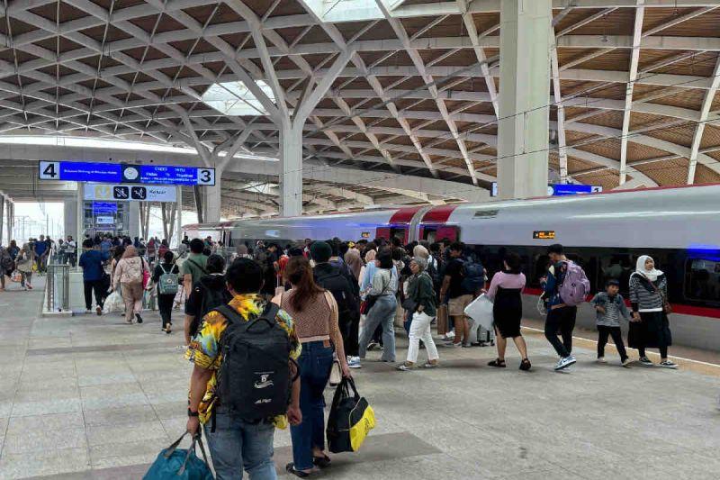 100 Ribu Tiket Whoosh Terjual selama Libur Panjang Waisak