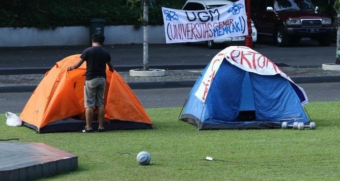 UGM Persilakan Aliansi Mahasiswa Bentangkan Spanduk di Kampus Tolak Uang Pangkal
