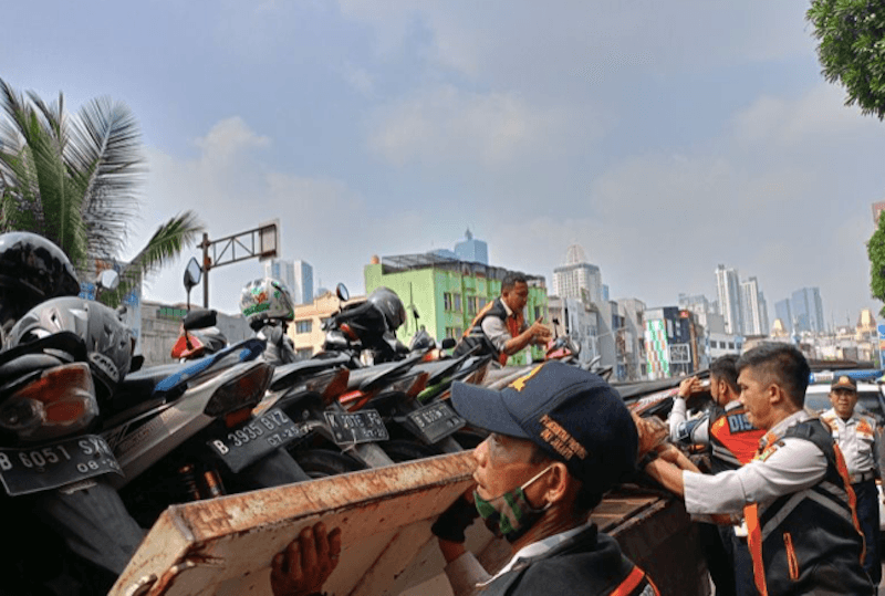 Petugas Tertibkan 27 Motor saat Parkir Liar di Kawasan Roxy dan Tanah Abang