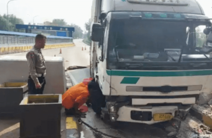 Kecelakaan Beruntun Libatkan 3 Kendaraan di Gerbang Tol Karawang Barat 2