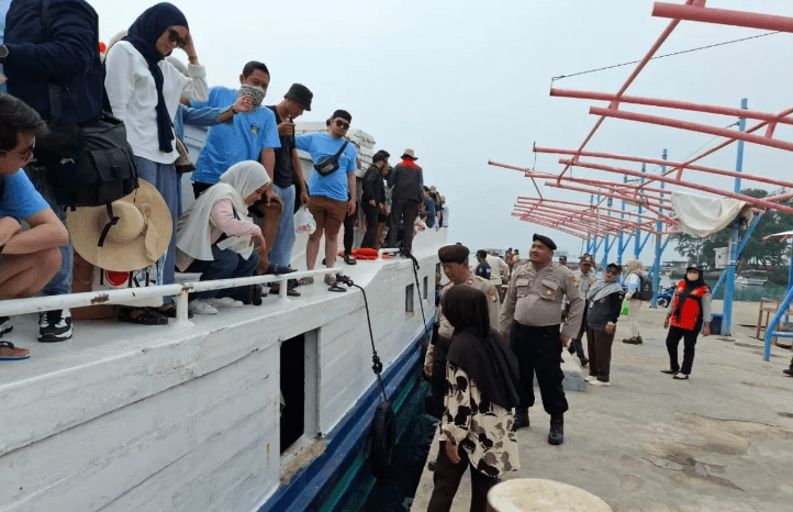 Antisipasi Peredaran Narkoba-Miras, Polisi Intensifkan Penjagaan di Dermaga Pulau Harapan