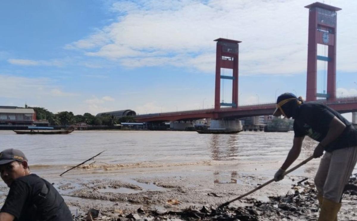 Peringati Hari Lingkungan Hidup Dunia, PLN Bersihkan 1,5 Ton Sampah di Pinggir Sungai Musi