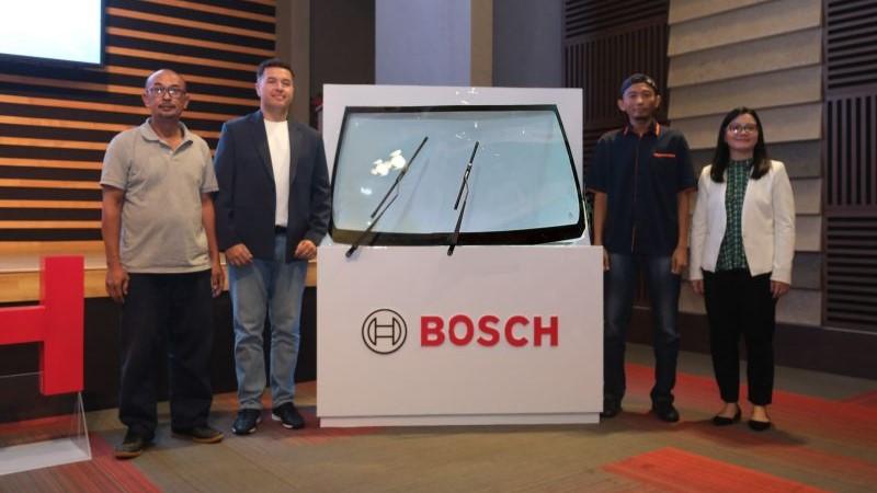 Kampanye Keelamatan Berkendara, Bosch Indonesia Bagiin 2.000 Wiper Mobil Gratis ke Driver Taksi Online