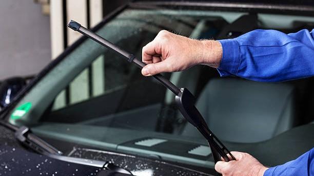 Gimana Sih Caranya Merawat Wiper Usang pada Mobil? Pantau Kiat Khusus dari Rifat Sungkar