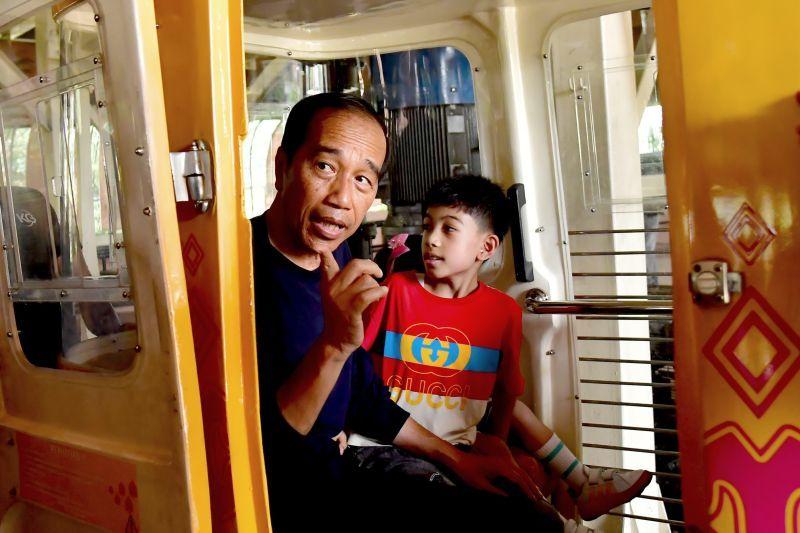Jokowi Ajak Jan Ethes Naik Kereta Gantung di TMII