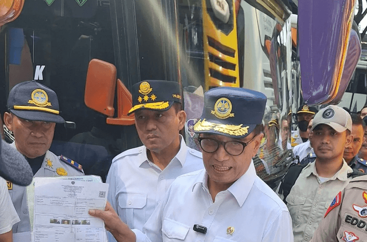 Menhub Budi Sidak Kelaikan Jalan Bus Pariwisata di TM Ragunan Jakarta