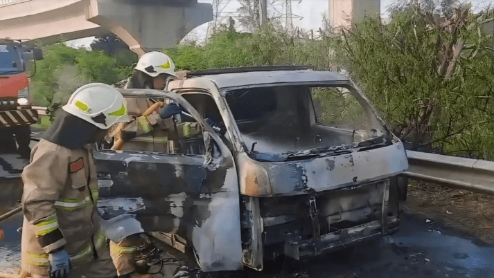 Mobil Pikap Bermuatan Sayuran Terbakar di Ruas Tol Jagorawi