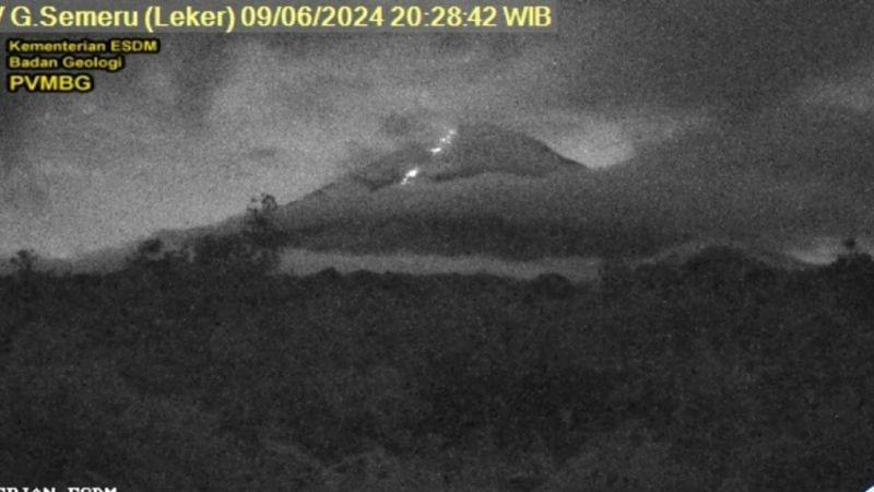 Gunung Semeru Erupsi Disertai Guguran Lava Pijar