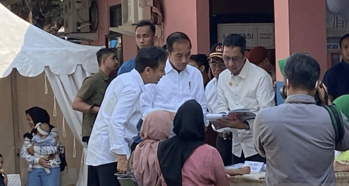 Jokowi Bareng Heru Budi-Menkes Tinjau Posyandu Taman Sawo Jaksel