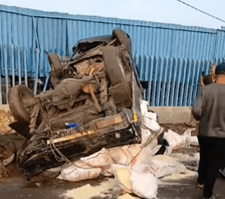 Truk Tangki Semen Tabrak Mobil Pikap hingga Terguling di Jonggol Bogor