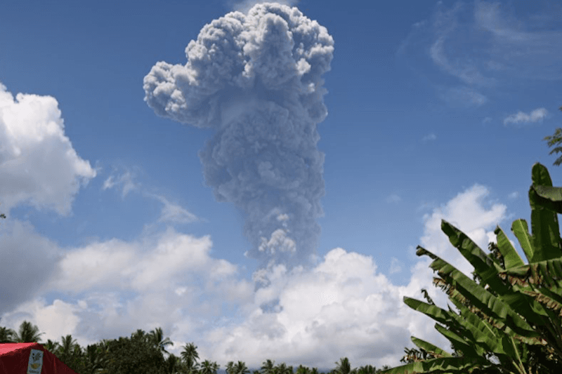 Gunung Ibu Meletus Sebabkan Awan Abu Setinggi Empat Kilometer