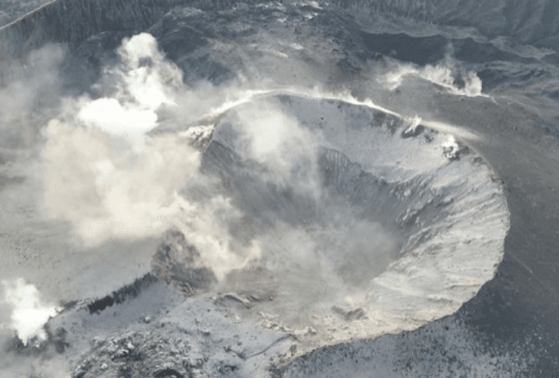 Kubah Lava Muncul di Kawah Gunung Ibu