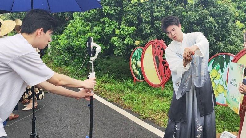 Ketika Penjual Lici di China Manfaatkan 'Live Streaming' ala Petani Milenial