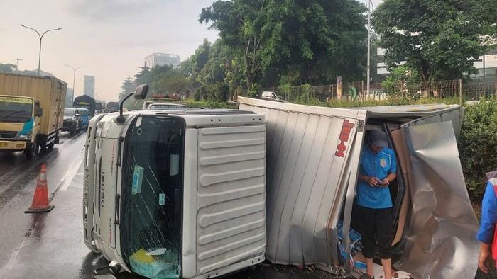 Truk Boks Terguling di Tol JORR KM 26 Pasming Arah Fatmawati