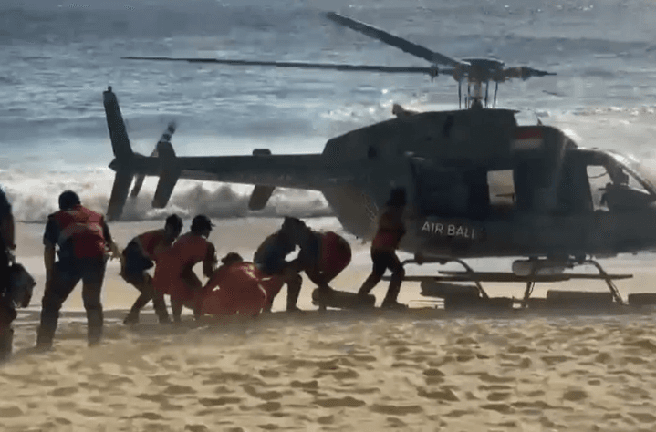 Basarnas Bali Evakuasi Wisatawan Asal Qatar yang Hanyut di Pantai Kelingking