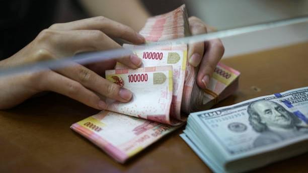 Rupiah Makin Lesu, Indef Beri Saran Masyarakat Berinvestasi