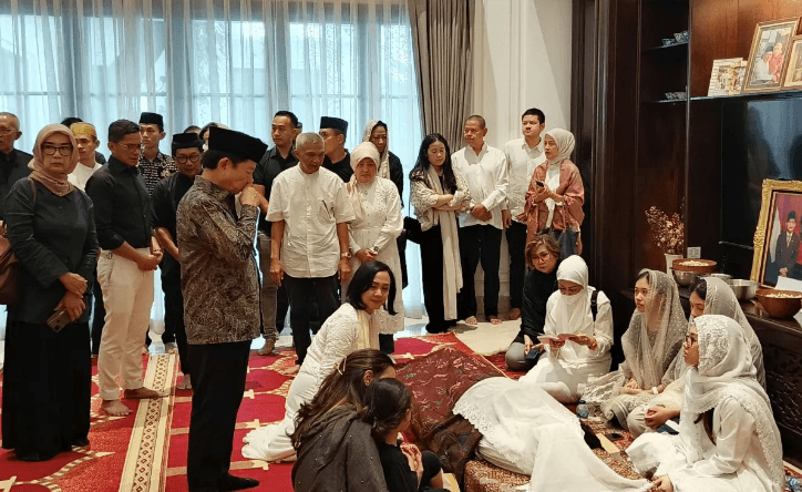 Jenazah Tanri Abeng Dikebumikan di Sebelah Makam Istri di Pemakaman Keluarga