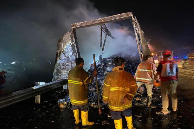 Truk Ekspedisi Terbakar di Tol Pemalang, Tak Ada Korban Jiwa
