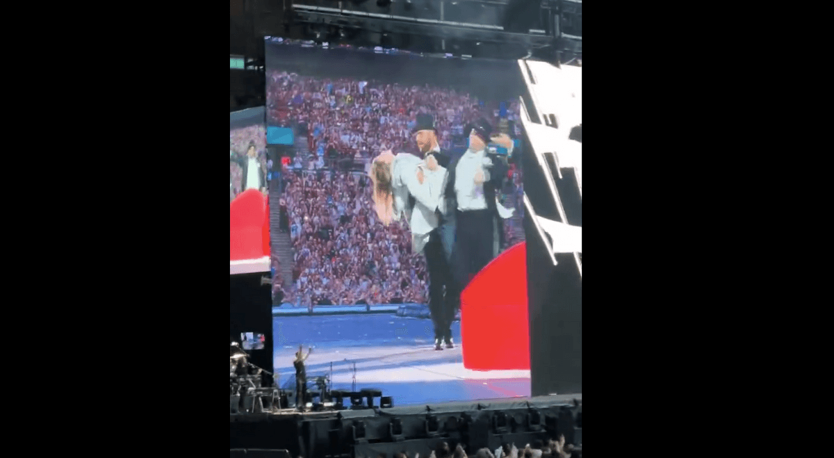 Kejutkan Penggemar, Taylor Swift Bawa Kekasihnya ke Panggung