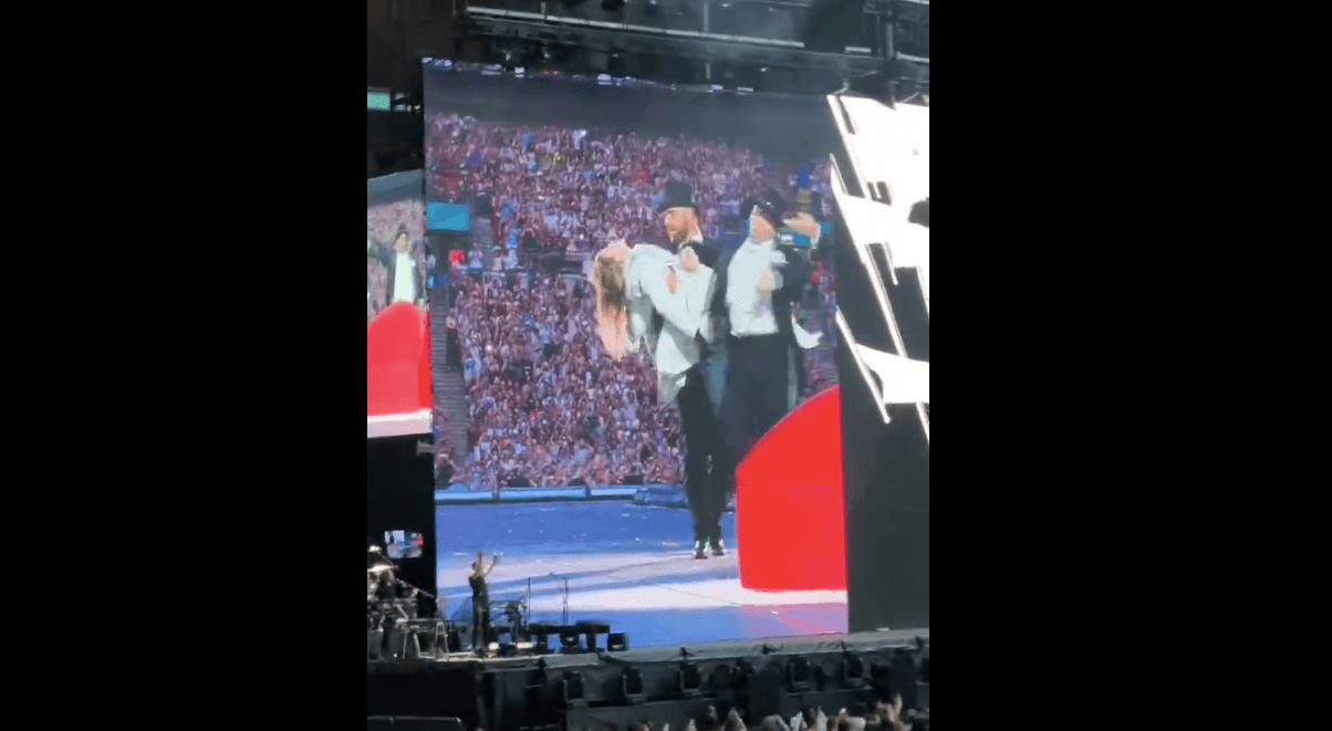 Kejutkan Penggemar, Taylor Swift Bawa Kekasihnya ke Panggung