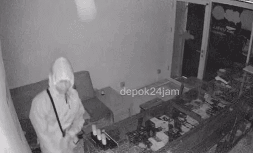 Terekam CCTV, Pria Nekat Jebol Atap saat Mencuri di Toko Vape Depok