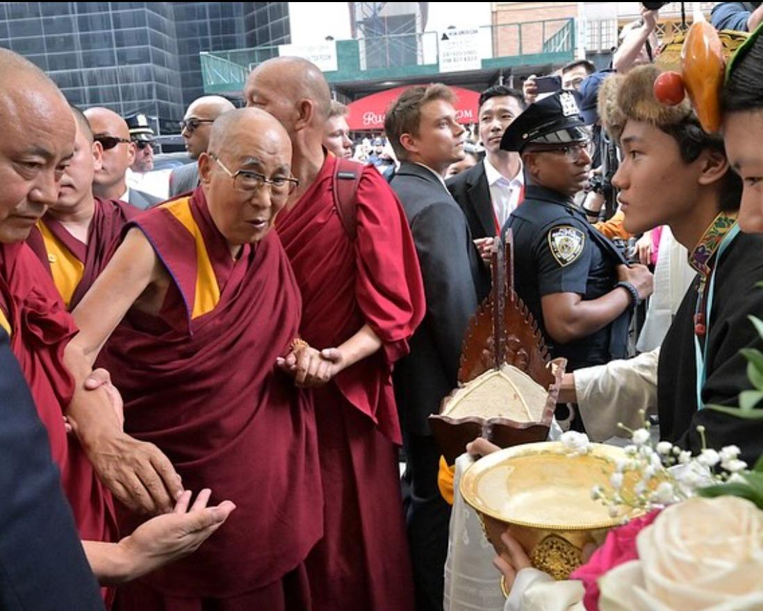 Dalai Lama Jalani Operasi Lutut di New York