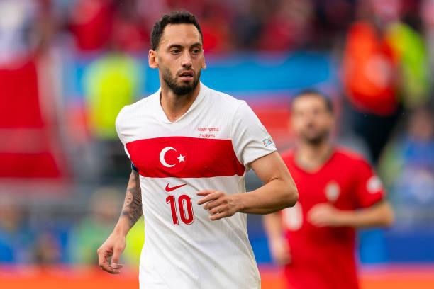 Hakan Calhanoglu Tepis Rumor Dirinya akan Pindah ke Liga Jerman