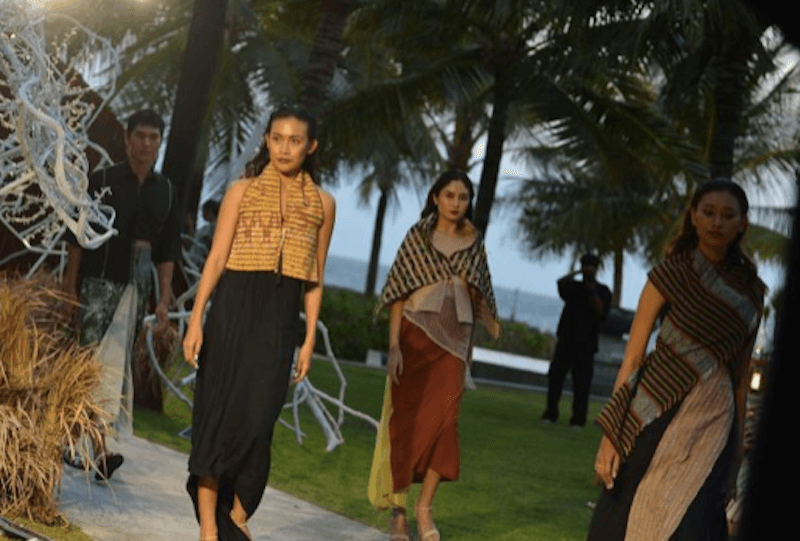 Desainer Ini Pamerkan Busana dari Kain Sisa untuk Tekan Limbah