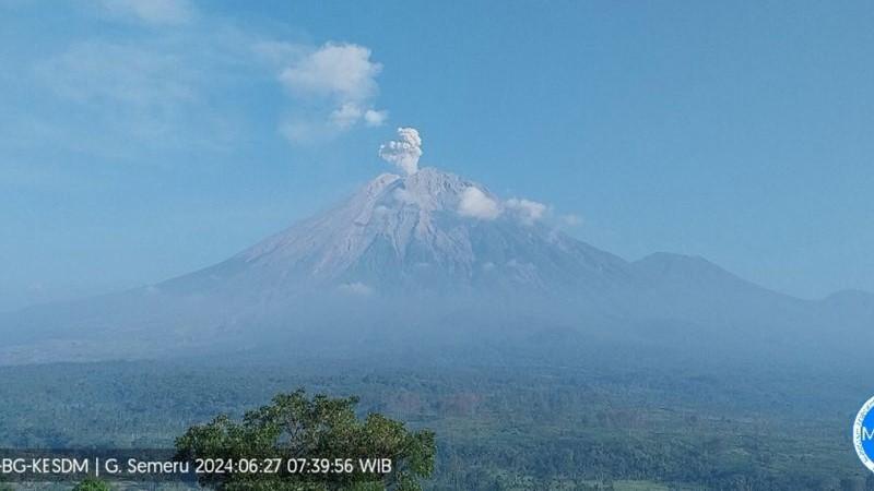 Gunung Semeru Erupsi hingga Ketinggian 900 Meter Pagi Ini