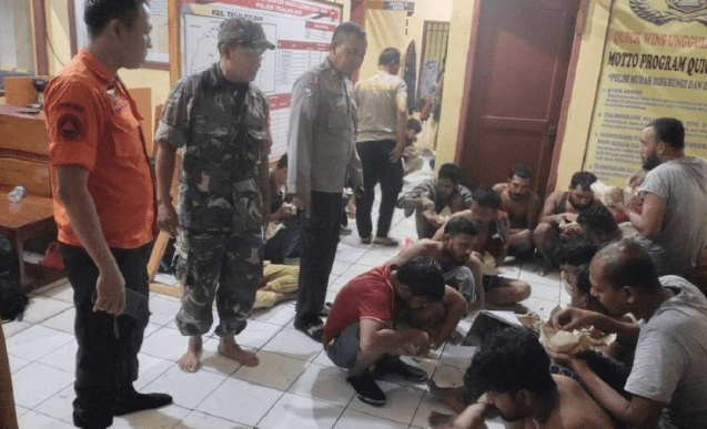 Puluhan WNA Terdampar di Sukabumi Coba Kabur saat Diamankan Polisi
