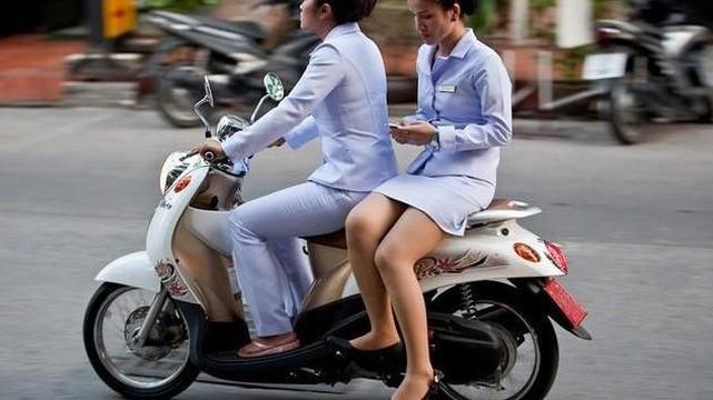 Duduk Menyamping saat Dibonceng Naik Motor Tak Diperbolehkan? Begini Penjelasannya