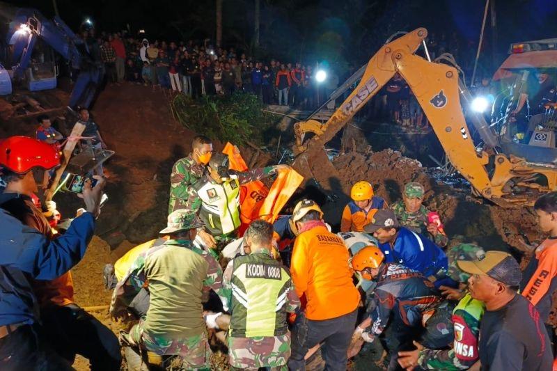 Tim SAR Gabungan Terus Cari Korban Tanah Longsor di Blitar, Alat Berat Diturunkan