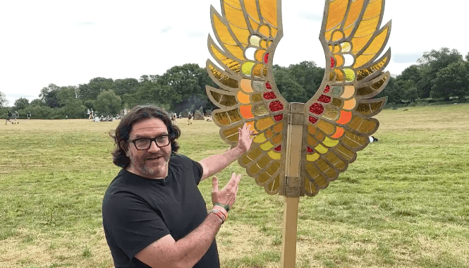 Di Balik Patung Sayap Megah di Glastonbury Festival, Ternyata Terinspirasi dari Mental Health