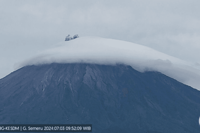 Semeru Erupsi dengan Letusan Setinggi 700 Meter