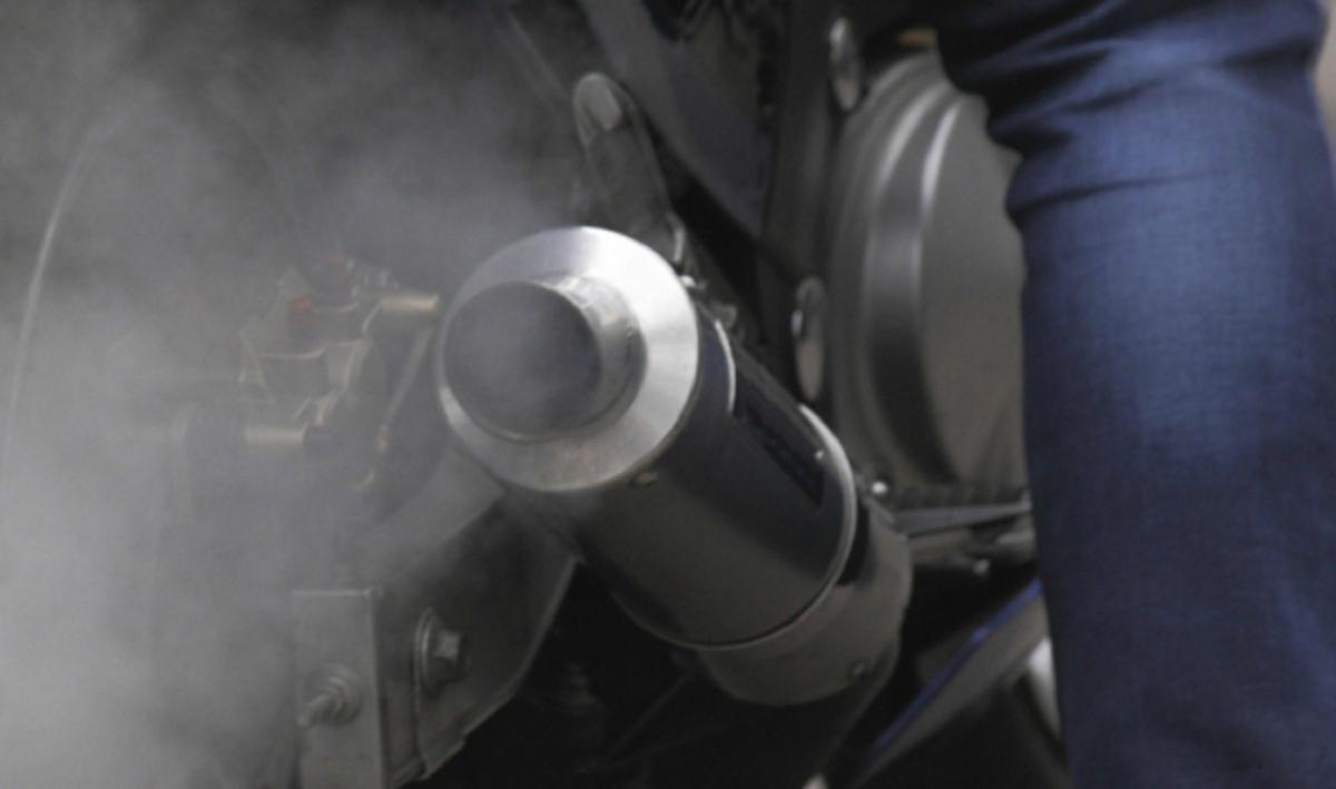 Knalpot Motor Keluarkan Asap Hitam? Ini Penyebabnya