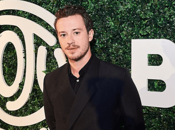 Joseph Quinn Berbicara tentang Interaksi Pertamanya dengan Taylor Swift