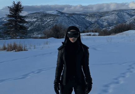 Kim Kardashian Tampil Elegan Kenakan Fashion Ski Milik Victoria Beckham Tahun 90-an