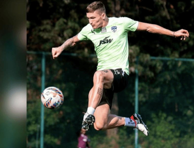 Persebaya Resmi Gaet Pemain Asal Montenegro Slavko Damjanovic