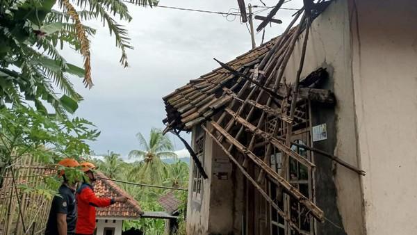 Atap Rumah Warga di Cilegon Ambruk Pascahujan Deras, Kerugian Ditaksir Rp15 Juta
