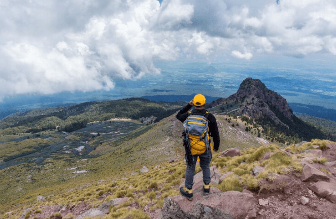 Simak! Begini Cara Aman saat Mendaki Gunung