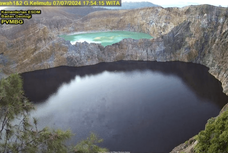 Perubahan Warna Danau Kelimutu karena Aktivitas Vulkanik