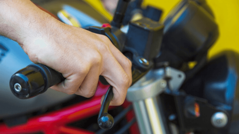 Pedal Gas Motor Nyangkut Tak Usah Panik, Begini Cara Mengatasinya