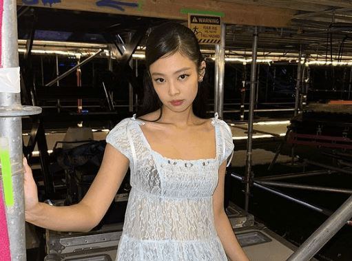 Jennie Minta Maaf Usai Terlihat Merokok Dalam Ruangan