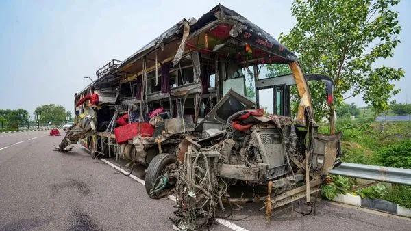 18 Korban Tewas dalam Laka Maut Bus vs Truk Tangki Susu di India