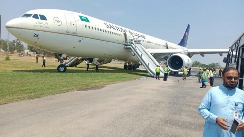 Saudi Airlines Mendarat Parah usai Roda Belakang Terbakar saat Mendarat
